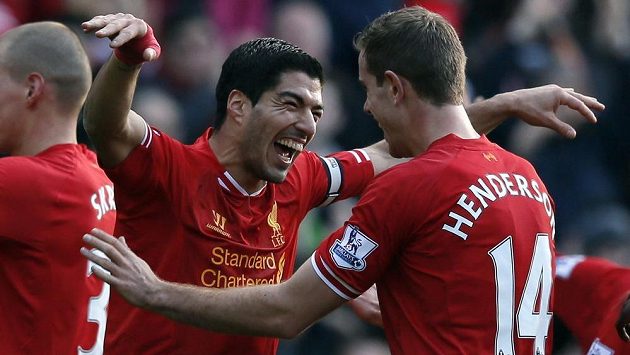 Útočník Liverpoolu Luis Suátez se raduje ze své první branky proti Cardiffu se svým spoluhráčem Jordanem Hendersonem (vpravo). Útočník Liverpoolu Luis Suátez se raduje ze své první branky proti Cardiffu se svým spoluhráčem Jordanem Hendersonem (vpravo).