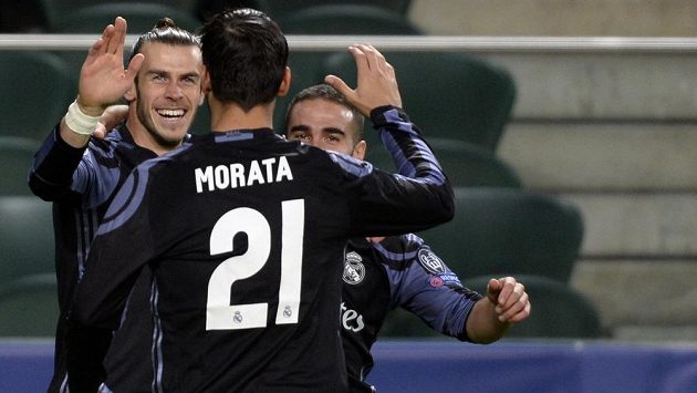 Gareth Bale (vlevo) z Realu Madrid slaví se spoluhráči gól proti Legii Varšava. Gareth Bale (vlevo) z Realu Madrid slaví se spoluhráči gól proti Legii Varšava.