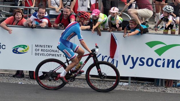 Českého bikera Richarda Holce postihly v závodě juniorů technické potíže s patkou přehazovačky. Českého bikera Richarda Holce postihly v závodě juniorů technické potíže s patkou přehazovačky.
