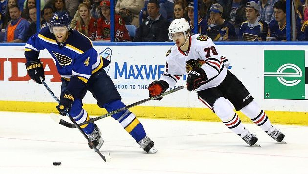 Artěmij Panarin z Chicaga (vpravo) je jedním z kandidátů na Calder Trophy pro nejlepšího nováčka NHL. Vlevo obránce St. Louis Carl Gunnarsson. Artěmij Panarin z Chicaga (vpravo) je jedním z kandidátů na Calder Trophy pro nejlepšího nováčka NHL. Vlevo obránce St. Louis Carl Gunnarsson.