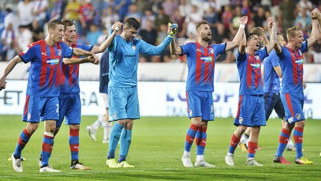 Fotbalisté Plzně slaví výhru nad Baníkem Ostrava v pátém kole HET ligy. Fotbalisté Plzně slaví výhru nad Baníkem Ostrava v pátém kole HET ligy.