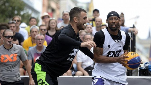 Zleva Marko Dugošija ze Zemunu a Antoinne Morgano z NY Harlem na turnaji Světové série v basketbalu 3x3 v Praze. Zleva Marko Dugošija ze Zemunu a Antoinne Morgano z NY Harlem na turnaji Světové série v basketbalu 3x3 v Praze.