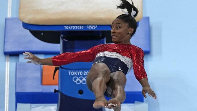 Američanka Simone Bilesová při přeskoku. Američanka Simone Bilesová při přeskoku.