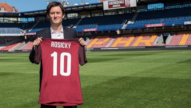 Záložník Tomáš Rosický se vrací na Letnou, kde zapózoval s dresem. Záložník Tomáš Rosický se vrací na Letnou, kde zapózoval s dresem.