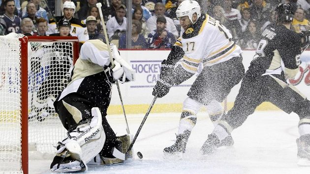 Brankář Pittsburghu Penguins Marc-Andre Fleury (vlevo)kryje střelu útočníka Bostonu Milana Lucice (17). Brankář Pittsburghu Penguins Marc-Andre Fleury (vlevo)kryje střelu útočníka Bostonu Milana Lucice (17).