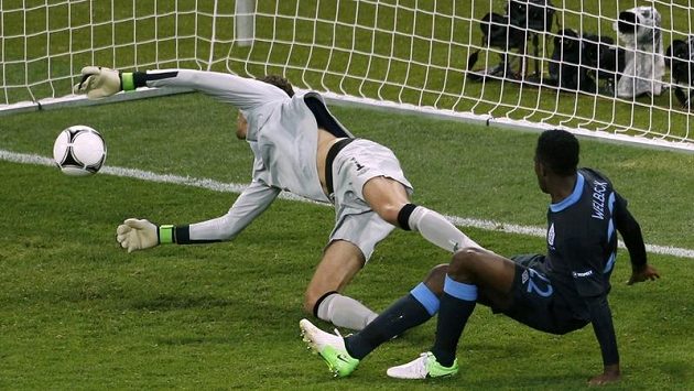 Angličan Danny Welbeck (vpravo) střílí gól do švédské sítě během evropského šampionátu. Angličan Danny Welbeck (vpravo) střílí gól do švédské sítě během evropského šampionátu.
