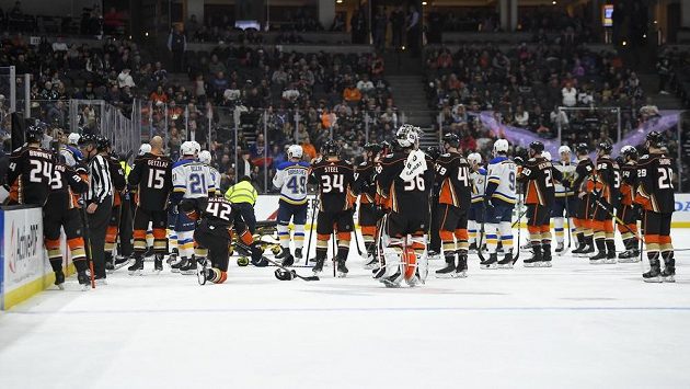 Situace krátce poté, co Jay Bouwmeester v první třetině zkolaboval na střídačce. Situace krátce poté, co Jay Bouwmeester v první třetině zkolaboval na střídačce.