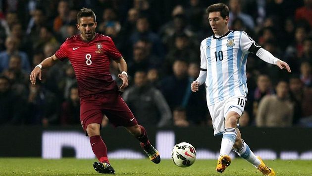 Argentinec Messi (vpravo) se na svého spoluhráče Agüera těsí. Argentinec Messi (vpravo) se na svého spoluhráče Agüera těsí.