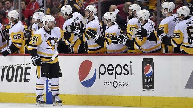 Phil Kessel oslavuje se svými spoluhráči branku během utkání s Wahigntonem. Phil Kessel oslavuje se svými spoluhráči branku během utkání s Wahigntonem.