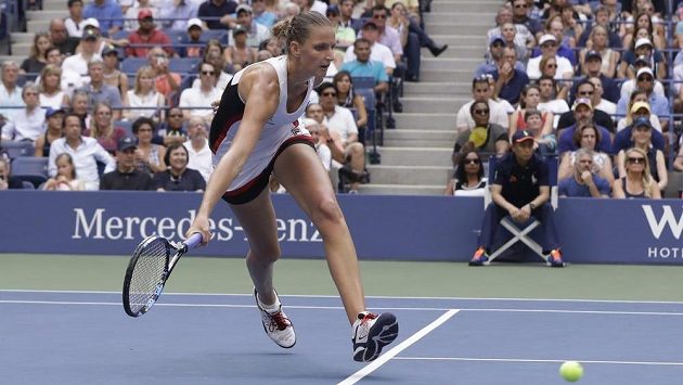Karolína Plíšková se snaží zahrát těžký míč ve finále US Open s Angelique Kerberovou. Karolína Plíšková se snaží zahrát těžký míč ve finále US Open s Angelique Kerberovou.