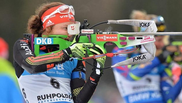 Německá bitlonistka Laura Dahlmeierová na střelnici v závodu SP v Ruhpoldingu. Německá bitlonistka Laura Dahlmeierová na střelnici v závodu SP v Ruhpoldingu.