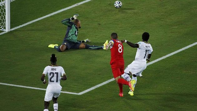 Americký útočník Clint Dempsey (v červeném dresu) překonává ghanského brankáře Adama Kwaraseye (vzadu). Americký útočník Clint Dempsey (v červeném dresu) překonává ghanského brankáře Adama Kwaraseye (vzadu).