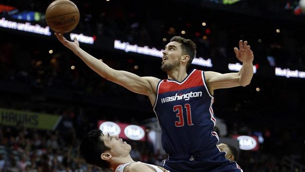 Český basketbalista Tomáš Satoranský se dostal na palubovku v dresu Washingtonu Wizards až na závěrečných dvanáct sekund. Český basketbalista Tomáš Satoranský se dostal na palubovku v dresu Washingtonu Wizards až na závěrečných dvanáct sekund.