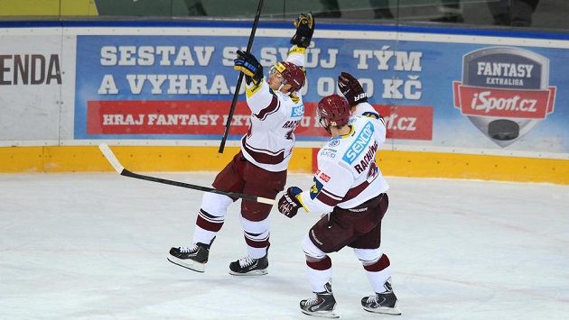 Bratři Ivan (vlevo) a Tomáš Rachůnkové ještě v době společného působení ve Spartě oslavují gól. Bratři Ivan (vlevo) a Tomáš Rachůnkové ještě v době společného působení ve Spartě oslavují gól.