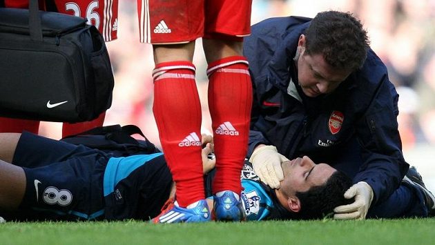 Zraněný záložník Arsenalu Mikel Arteta. Zraněný záložník Arsenalu Mikel Arteta.