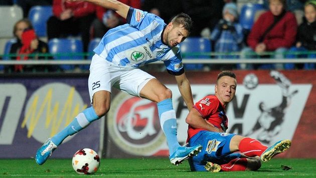 Boleslavský obránce Michal Smejkal (vlevo) a útočník Plzně Stanislav Tecl bojují o balón. Boleslavský obránce Michal Smejkal (vlevo) a útočník Plzně Stanislav Tecl bojují o balón.