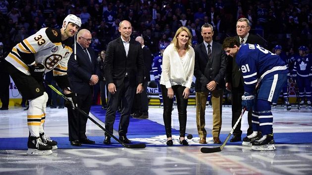 Noví členové síně slávy - zleva Jim Rutherford, Sergei Zubov, Hayley Wickenheiser, Guy Carbonneau a Václav Nedomanský. Před nimi se účastní slavnostního vhazování Zdeno Chára a John Tavares. Noví členové síně slávy - zleva Jim Rutherford, Sergei Zubov, Hayley Wickenheiser, Guy Carbonneau a Václav Nedomanský. Před nimi se účastní slavnostního vhazování Zdeno Chára a John Tavares.