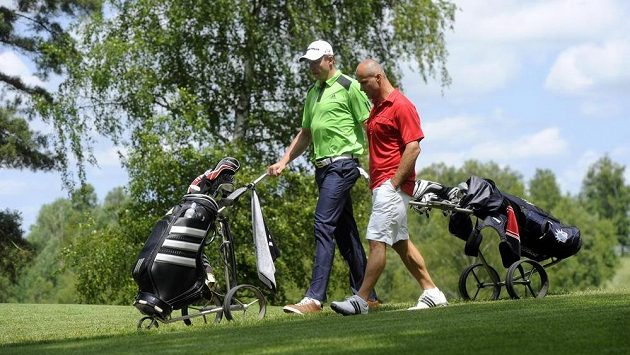 Házenkář Filip Jícha (vlevo) a hokejista Martin Straka podpořili 21. června svou účastí charitativní golfový turnaj v Dýšině u Plzně. Házenkář Filip Jícha (vlevo) a hokejista Martin Straka podpořili 21. června svou účastí charitativní golfový turnaj v Dýšině u Plzně.