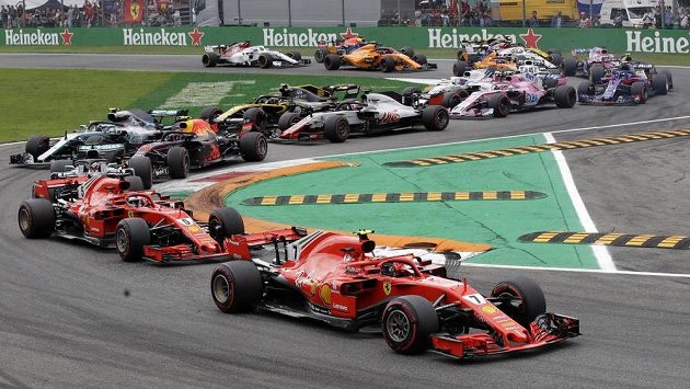 Fin Kimi Räikkönen v čele Velké ceny Itálie. Fin Kimi Räikkönen v čele Velké ceny Itálie.