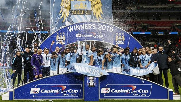 Fotbalisté Manchesteru City slaví ve Wembley zisk anglického Ligového poháru. Fotbalisté Manchesteru City slaví ve Wembley zisk anglického Ligového poháru.