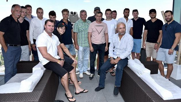 Neformální setkání trenéra české hokejové reprezentace Vladimíra Vůjtka (stojící uprostřed v zelené košili) s hráči z NHL v Praze. Neformální setkání trenéra české hokejové reprezentace Vladimíra Vůjtka (stojící uprostřed v zelené košili) s hráči z NHL v Praze.