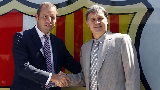 Prezident Barcelony Sandro Rosell (vlevo) vítá v klubu nového trenéra Gerarda Martina. Prezident Barcelony Sandro Rosell (vlevo) vítá v klubu nového trenéra Gerarda Martina.