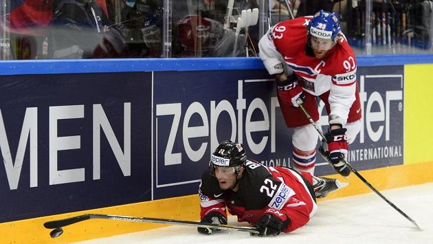 Obránce Kanady Tyson Barrie (vlevo) a český útočník Jakub Voráček bojují o kotouč. Obránce Kanady Tyson Barrie (vlevo) a český útočník Jakub Voráček bojují o kotouč.