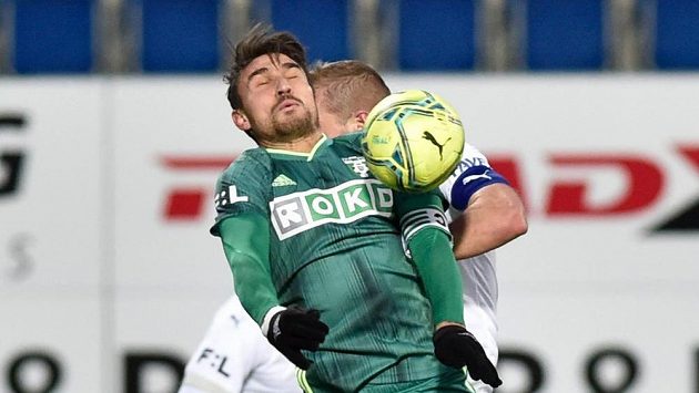 Michal Papadopulos z Karviné (v zeleném) a Vlastimil Daníček ze Slovácka v souboji o míč. Michal Papadopulos z Karviné (v zeleném) a Vlastimil Daníček ze Slovácka v souboji o míč.