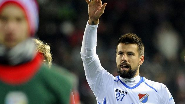 Útočník Baníku Ostrava Milan Baroší zdraví fanoušky. Útočník Baníku Ostrava Milan Baroší zdraví fanoušky.