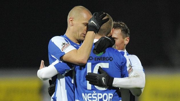 Martin Nešpor (uprostřed) se raduje se spoluhráči z Mladé Boleslavi z branky. Martin Nešpor (uprostřed) se raduje se spoluhráči z Mladé Boleslavi z branky.