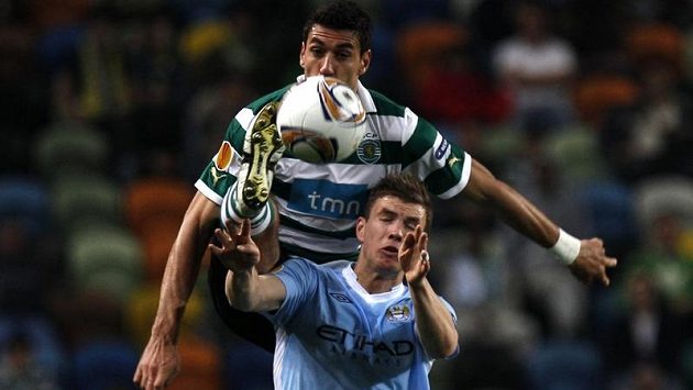 Edin Džeko (dole) ještě v dresu Manchesteru City. Edin Džeko (dole) ještě v dresu Manchesteru City.