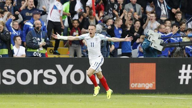 Anglický útočník Jamie Vardy se raduje z gólu proti Walesu na ME. Anglický útočník Jamie Vardy se raduje z gólu proti Walesu na ME.