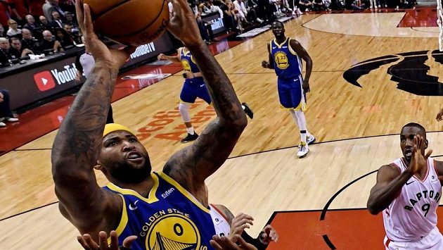 Hostující DeMarcus Cousins si připisuje další dva body. Hostující DeMarcus Cousins si připisuje další dva body.