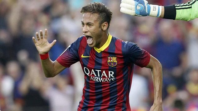 Brazilec Neymar z Barcelony oslavuje svou trefu v utkání s Realem Madrid. Brazilec Neymar z Barcelony oslavuje svou trefu v utkání s Realem Madrid.