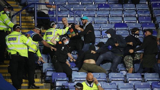 Střet policistů a fanoušků Neapole, po konci duelu Evropské ligy v Leicesteru bylo v ochozech „rušno“. Střet policistů a fanoušků Neapole, po konci duelu Evropské ligy v Leicesteru bylo v ochozech „rušno“.