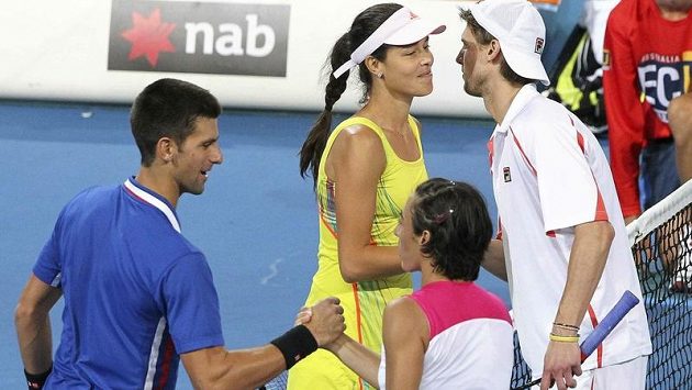 Novak Djokovič a Ana Ivanovičová po vítězství nad párem Franceska Schiavoneová a Andreas Seppi. Novak Djokovič a Ana Ivanovičová po vítězství nad párem Franceska Schiavoneová a Andreas Seppi.
