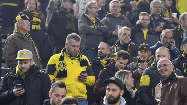 Fanoušci Dortmundu čekali na čtvrtfinále Ligy mistrů na stadiónu marně, kvůli explozím u autobusu BVB se zápas nehrál. Byl odložen na středu. Fandové na internetu ihned zkoumali, co se stalo. Fanoušci Dortmundu čekali na čtvrtfinále Ligy mistrů na stadiónu marně, kvůli explozím u autobusu BVB se zápas nehrál. Byl odložen na středu. Fandové na internetu ihned zkoumali, co se stalo.