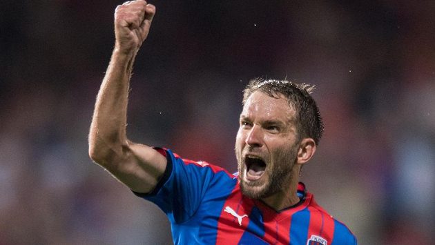Plzeňský útočník Marek Bakoš oslavuje gól. Plzeňský útočník Marek Bakoš oslavuje gól.