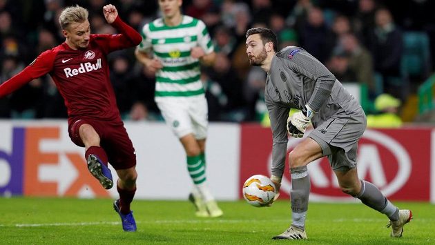 Craig Gordon se snaží rozehrát, v tento moment zřejmě stále neví o hrozbě v podobě Fredrika Gulbrandsena. Craig Gordon se snaží rozehrát, v tento moment zřejmě stále neví o hrozbě v podobě Fredrika Gulbrandsena.