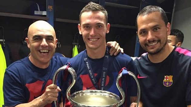 Thomas Vermaelen (uprostřed) získal medaili pro vítěze Ligy mistrů, i když neodehrál ani minutu. Thomas Vermaelen (uprostřed) získal medaili pro vítěze Ligy mistrů, i když neodehrál ani minutu.