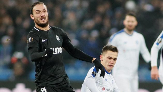 Autor prvního gólu Jablonce v utkání Evropské ligy s Dynamem Kyjev Martin Doležal v akci s Volodymyrem Šepelievem, který se jen snaží zastavit. Autor prvního gólu Jablonce v utkání Evropské ligy s Dynamem Kyjev Martin Doležal v akci s Volodymyrem Šepelievem, který se jen snaží zastavit.