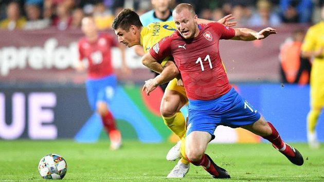 Český útočník Michael Krmenčík padá po souboji s jedním z ukrajinských soupeřů v utkání Ligy národů. Český útočník Michael Krmenčík padá po souboji s jedním z ukrajinských soupeřů v utkání Ligy národů.