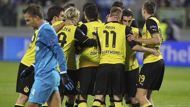 Radost fotbalistů Borussie Dortmund po vstřeleném gólu do sítě Zenitu Petrohrad. Vlevo kráči zklamaný domácí obránce Domenico Criscito. Radost fotbalistů Borussie Dortmund po vstřeleném gólu do sítě Zenitu Petrohrad. Vlevo kráči zklamaný domácí obránce Domenico Criscito.