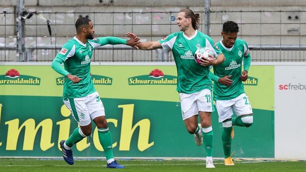 Brémský Theodor Gebre Selassie (vpravo) a jeho spoluhráči Niclas Füllkrug (uprostřed) a Jean Manuel Mbom při bundesligovém utkání. Brémský Theodor Gebre Selassie (vpravo) a jeho spoluhráči Niclas Füllkrug (uprostřed) a Jean Manuel Mbom při bundesligovém utkání.
