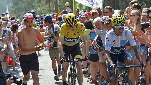 Brit Chris Froome ve žlutém trikotu mezi diváky při 14. etapě Tour de France. Brit Chris Froome ve žlutém trikotu mezi diváky při 14. etapě Tour de France.