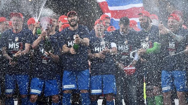 Mistrovské oslavy fotbalistů Viktorie Plzeň po loňské sezóně. Mistrovské oslavy fotbalistů Viktorie Plzeň po loňské sezóně.