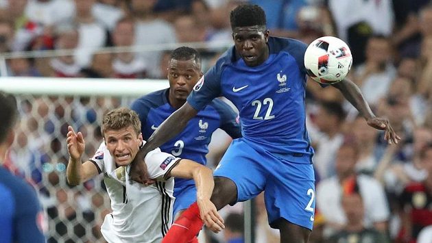 Samuel Umtiti (22) v souboji na ME s Thomasem Müllerem. Mladý obránce se po šampionátu upsal Barceloně. Samuel Umtiti (22) v souboji na ME s Thomasem Müllerem. Mladý obránce se po šampionátu upsal Barceloně.