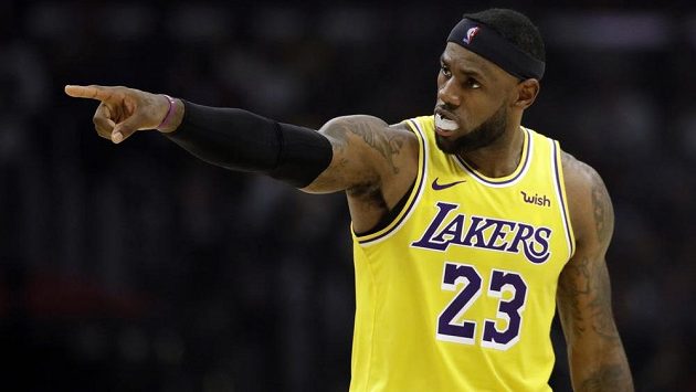 Slavný LeBron James v dresu Lakers v městském derby proti Los Angeles Clippers. Slavný LeBron James v dresu Lakers v městském derby proti Los Angeles Clippers.