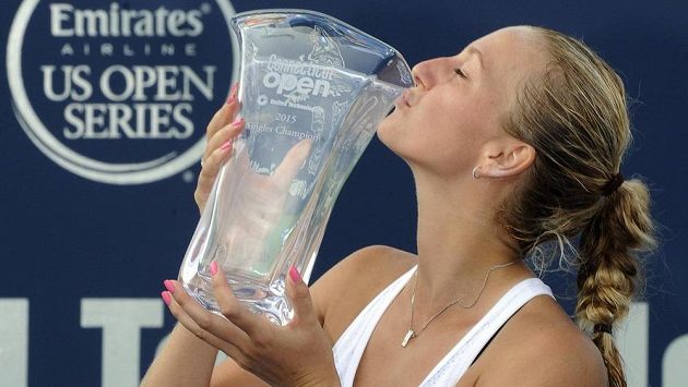 Petra Kvitová s trofejí pro vítězku turnaje v New Havenu. Petra Kvitová s trofejí pro vítězku turnaje v New Havenu.
