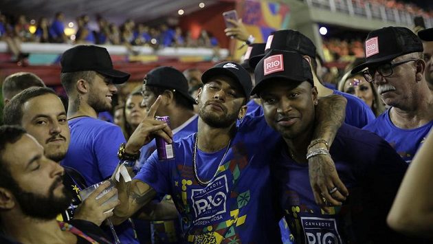 Zraněný Neymar (uprostřed) si nedávno užíval na karnevalu v Riu de Janeiru Zraněný Neymar (uprostřed) si nedávno užíval na karnevalu v Riu de Janeiru
